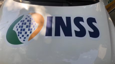 Carro adesivado com logo do INSS